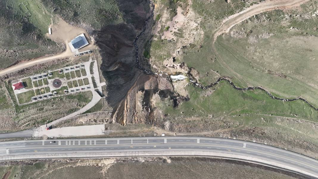 Karlar eridi Susuz Şelalesi’nde kartpostallık görüntüler oluştu - Resim: 2